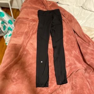 Black Lululemon Runnings leggings with pockets